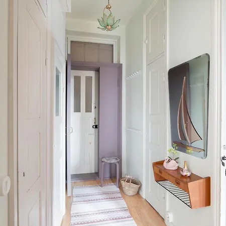 Lovely Vintage Suite, Autohalli *