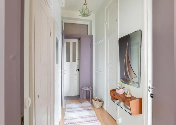 Lovely Vintage Suite, Autohalli *